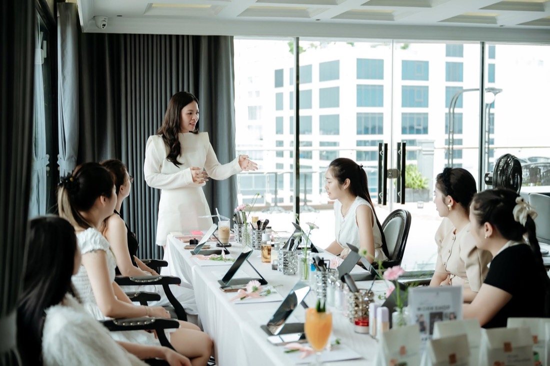 Phụ nữ Việt được trang điểm tự nhiên tại CELLA